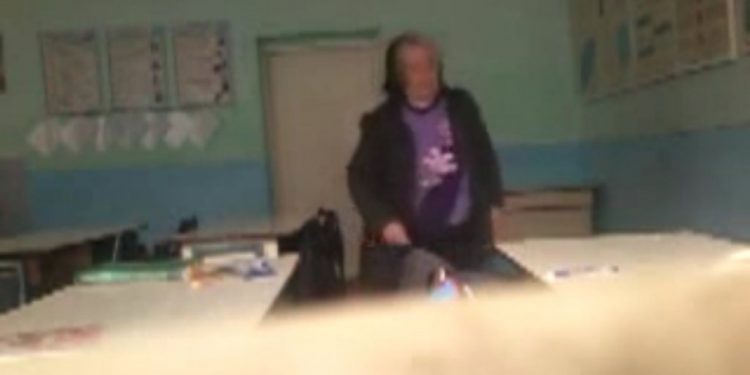 Скандал в Закарпатье: учительница ковырялась в вещах детей, когда их не было в классе
