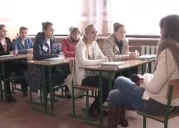 В Ровенской области учительница пробила руку ученицы шариковой ручкой