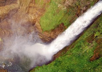 Интернет покорило видео уникального полета над водопадами