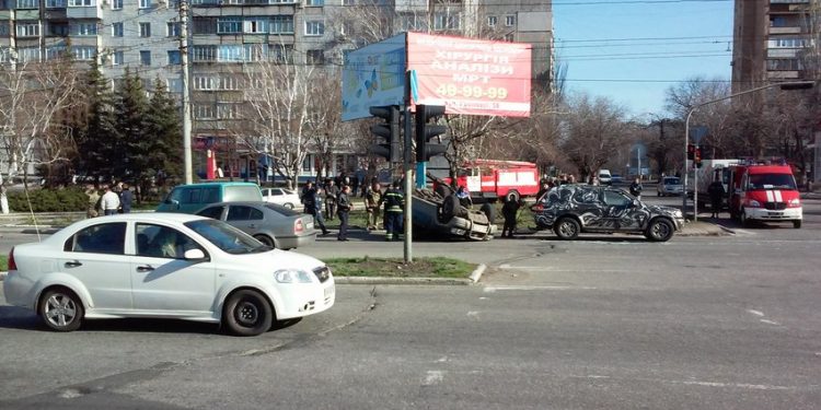 В Мариуполе перевернулась военная машина