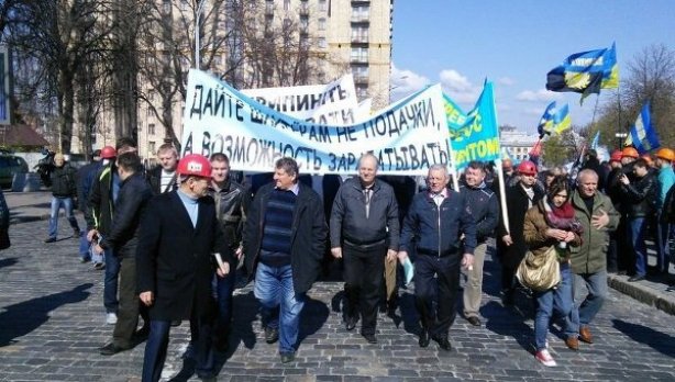 Более тысячи шахтеров прорвались к зданию АП в Киеве