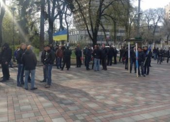 Шахтеры продолжают митинг возле Верховной Рады