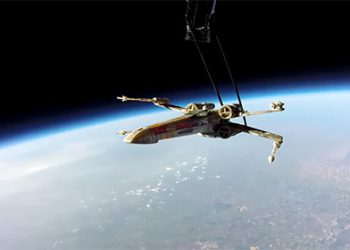 В сети появилось видео с модели истребителя X-Wing, которого фанаты "Звездных войн" запустили в космос