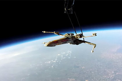 В сети появилось видео с модели истребителя X-Wing, которого фанаты "Звездных войн" запустили в космос