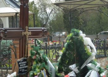 На могиле погибшего сына Януковича появилась табличка с его именем