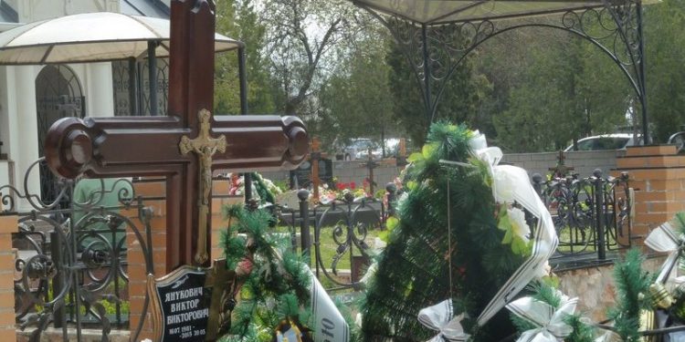 На могиле погибшего сына Януковича появилась табличка с его именем