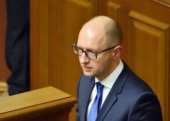 Яценюк хочет ввести штрафы за горячие батареи во время «жары»