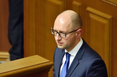 Яценюк хочет ввести штрафы за горячие батареи во время «жары»