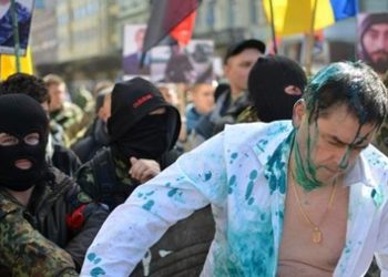Правый сектор «катает» по Ивано-Франковску в мусорнике начальника юстиции
