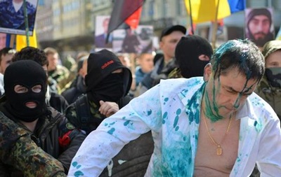 Правый сектор «катает» по Ивано-Франковску в мусорнике начальника юстиции