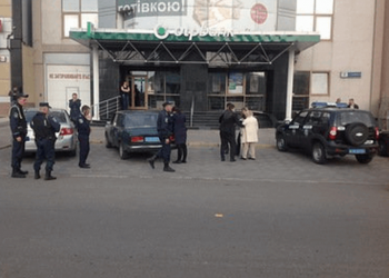 В Николаеве возле банка неизвестные стреляли в женщину