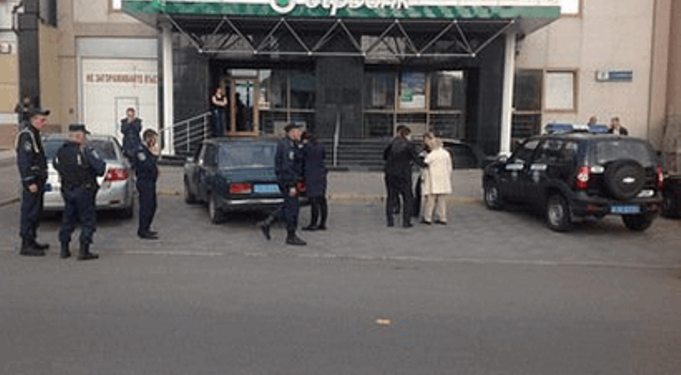В Николаеве возле банка неизвестные стреляли в женщину