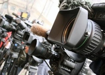Под Киевом напали на сотрудников СМИ, снимавших сюжет о заме Авакова