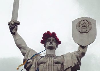 Руфер Мустанг приукрасил к 8 мая киевскую «Родину-мать» венком из мака