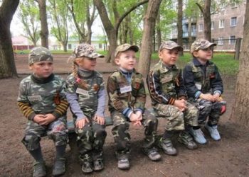 Горловских дошкольников к 9 маю одели в форму «Беркута»