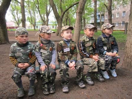 Горловских дошкольников к 9 маю одели в форму «Беркута»