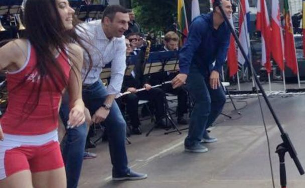 В центре Киева можно было потанцевать с братьями Кличко