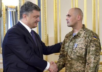 Порошенко вручил освобожденному «киборгу» Кузьминых орден