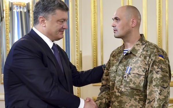 Порошенко вручил освобожденному «киборгу» Кузьминых орден