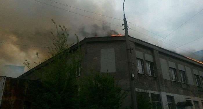 Мариуполь в дыме: горит цех предприятия, которое производит пенопласт