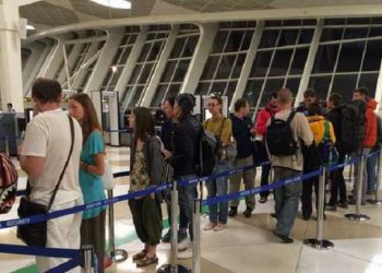 Эвакуированы из Непала украинцы проходят паспортный стол в Азербайджане