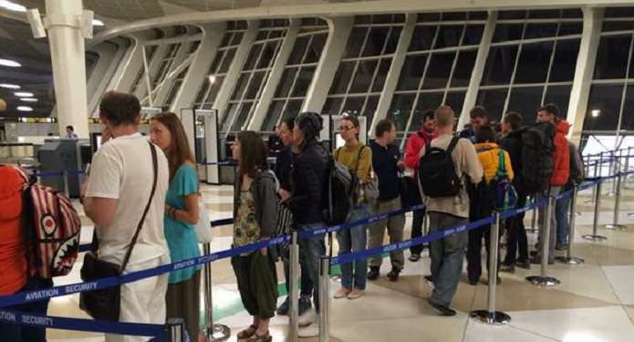 Эвакуированы из Непала украинцы проходят паспортный стол в Азербайджане