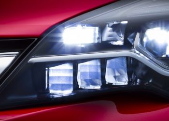 Компания Opel продолжает поэтапное рассекречивание нового поколения Astra
