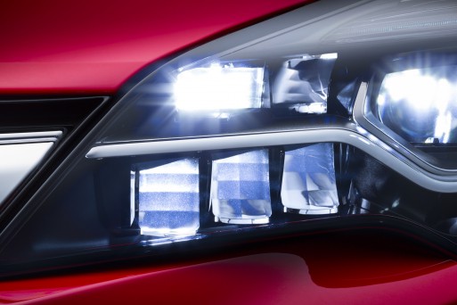 Компания Opel продолжает поэтапное рассекречивание нового поколения Astra