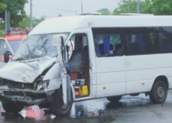 В Кривом Роге маршрутка с пассажирами влетела в дерево