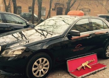 В Санкт-Петербурге бизнесмен забыл в салоне такси золотой автомат Калашникова