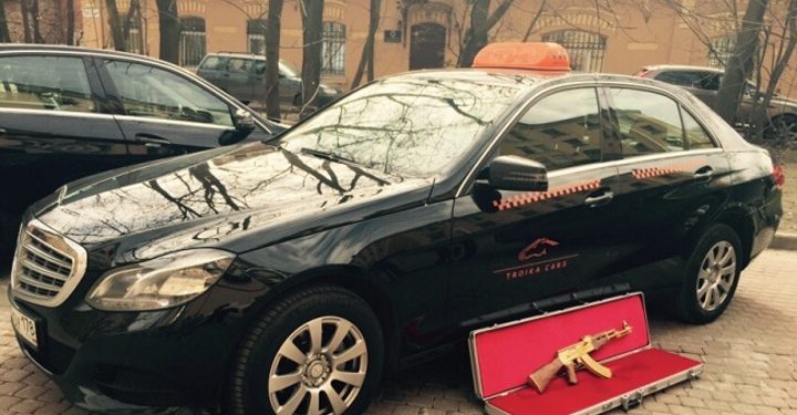 В Санкт-Петербурге бизнесмен забыл в салоне такси золотой автомат Калашникова