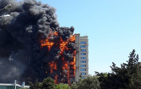 Ужасный пожар охватил дом в Баку: среди погибших есть дети