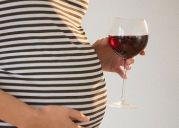Ученые рассказали о вреде алкоголя на начальных сроках беременности