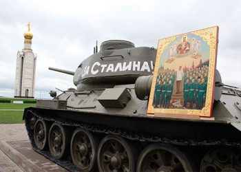 В РФ священник отслужил «службу» с иконой Сталина