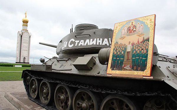 В РФ священник отслужил «службу» с иконой Сталина
