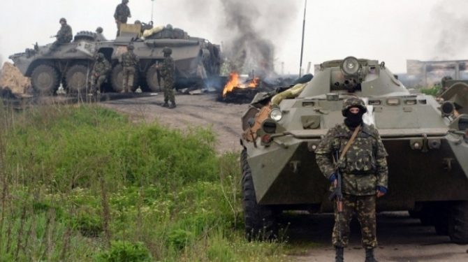 В Станице Луганской случилось боевое столкновение, сгорел дом