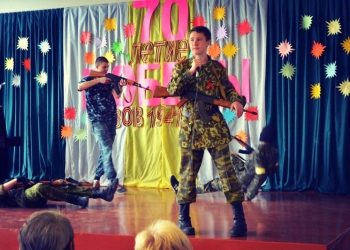 В Донецке школьники на сцене «расстреляли» украинцев