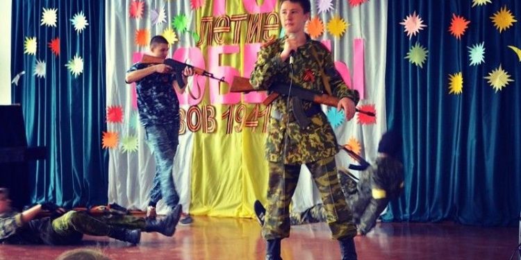 В Донецке школьники на сцене «расстреляли» украинцев