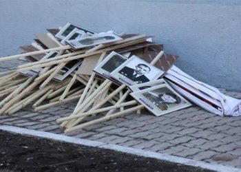 После парада в Москве люди выбрасывали портреты «погибших родственников»