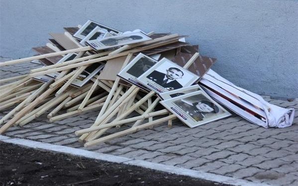 После парада в Москве люди выбрасывали портреты «погибших родственников»