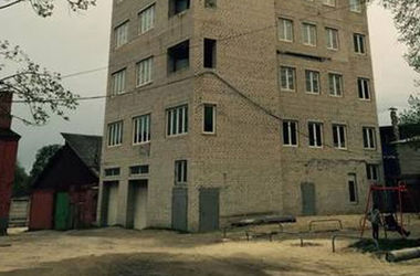 В Харькове вместо гаража построили многоэтажку