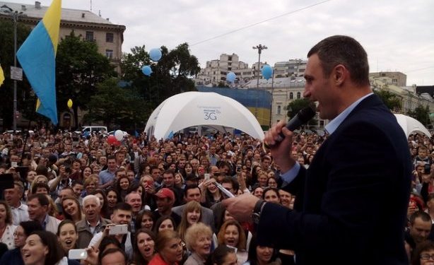 В Киеве несколько тысяч человек спели гимн столицы