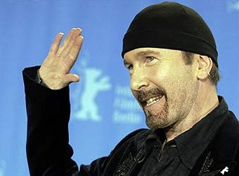 В сети появилось видео с гитаристом группы U2, который свалился со сцены
