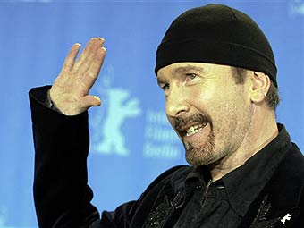 В сети появилось видео с гитаристом группы U2, который свалился со сцены