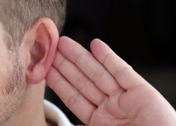 Что мешает людям определять направление источника звука