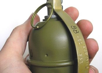Солдат АТО бросил в окно авто с пассажирами боевую гранату