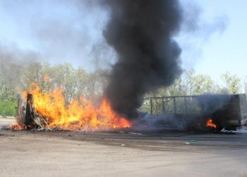 В сети появилось видео аварии под Запорожьем: водитель грузовика сгорел заживо