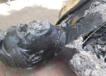 В Харькове молодежь повалила три бюста советским деятелям