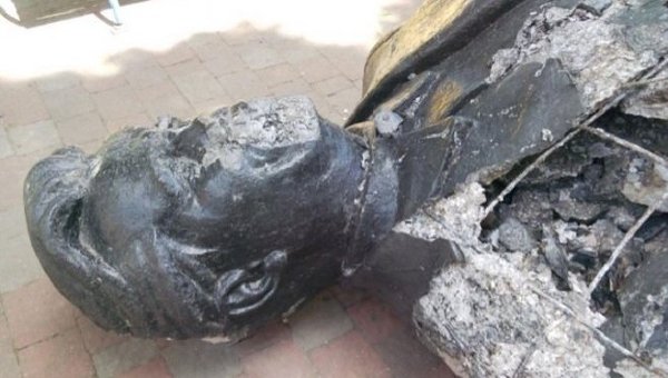 В Харькове молодежь повалила три бюста советским деятелям
