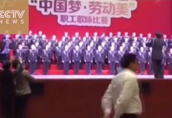 В сети появилось видео с китайским хором, который провалился под сцену